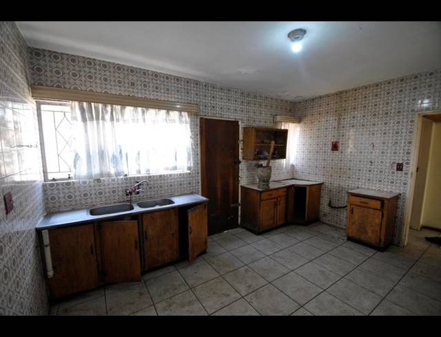 6 BEDROOM HOUSE FOR SALE IN REGENTS PARK